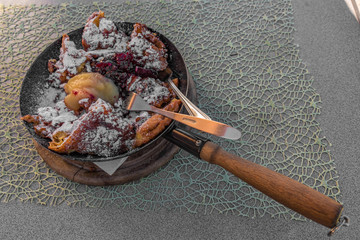 Kaiserschmarren mit Apfelmus und Preiselbeeren in der Pfanne