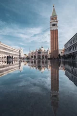 Spiegelndes Wasser am Markusplatz in Venedig © Markus