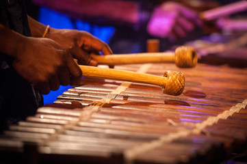 Main d'un musicien africain jouant du balafon