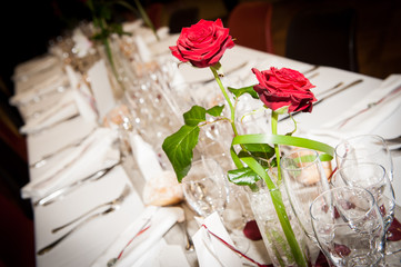 Table de mariage prête à recevoir ses invités
