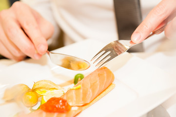 Rouleau de saumon prêt à être déguster 