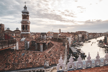 Panorama von Venedig mit Canal Grande und Blick auf Kirche San Bartolomeo