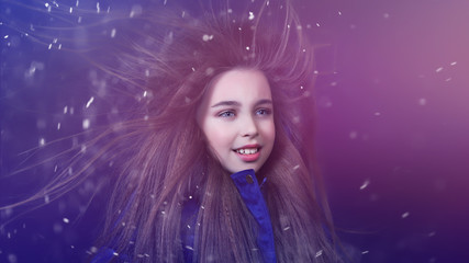 Портрет красивой девушки в пальто, дует ветер, разлетаются длинные волосы