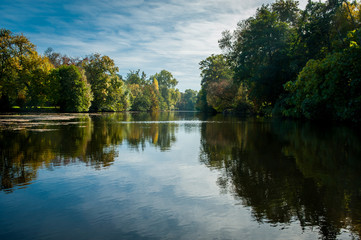 Fototapeta na wymiar Paysage d'une rivière coulant tranquillement le long d'arbres