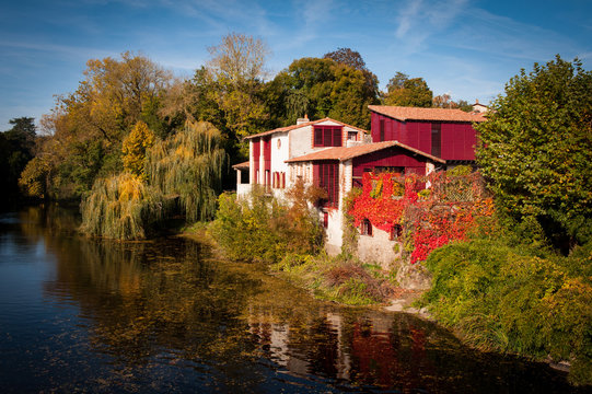 Vue automnale de b&acirc;timent le long d'une rivi&egrave;re 