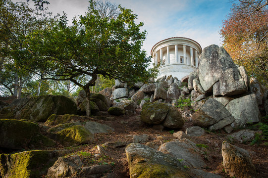 Temple de Vesta dans un parc &agrave; Clisson