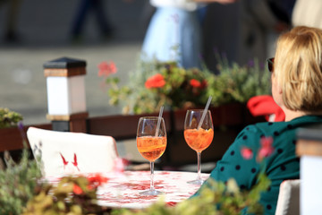 Napój koloru pomarańczowego ze słomką na stoliku w restauracji. © Stanisław Błachowicz