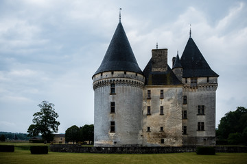 Fototapeta na wymiar Château français sous un ciel orageux