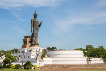 Obraz premium Big Buddha statue in the temple at phutthamonthon province.