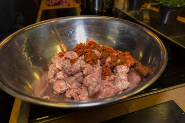 wurstbrät mit gewürzten  