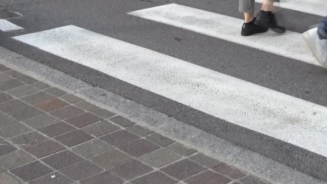 Пешеходный переход, автомобили и пешеходы