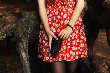 Dziewczyna w czerwonej sukience w lesie - obrazy, fototapety, plakaty