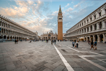 Naklejka premium Praça de São Marcos, Veneza, ,Itália. Construções milenares. Turistas na praça. Obras de arte., arte para quadros fineart, impressão de quadros em alta qualidade. 