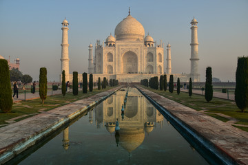 Fototapeta na wymiar インドのアーグラー　世界遺産のタージ・マハル　美しい朝の景色