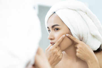 Asian women are squeezing acne after bathing.