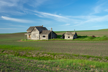 Fototapeta na wymiar old farm house on the hill