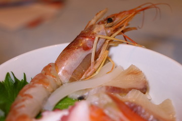 和食　海鮮丼と味噌汁　海老・鮭・タコ・イカ・はまち	