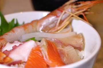 和食　海鮮丼と味噌汁　海老・鮭・タコ・イカ・はまち