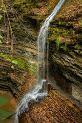 Obraz premium Waterfall cascading over the rocks in Watkins Glen state park, New York