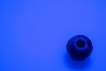 Apfel als Hintergrund mit blauer Beleuchtung