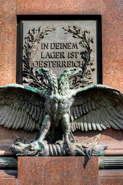 Ein Doppeladler, das ehemalige Wappentier &Ouml;sterreichs am Radetzky-Denkmal in Wien