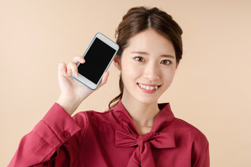 スマホを見せる女性