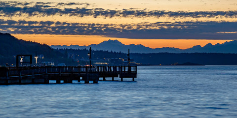Obraz premium Golden sunset at the Tacoma bay in Washington
