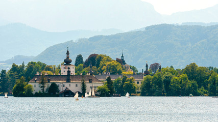 Fototapeta na wymiar The castle of Schloss Ort in the Traunsee lake, Austria