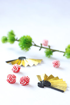 日本の正月イメージ　水木玉と扇と松