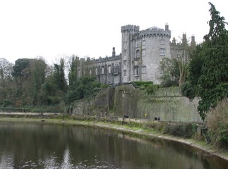 Obraz premium Kilkenny castle from the Nore river