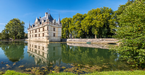 Panoramic view on chateau Azay-le-Rideau reflecting in a pound at sunny day, Loire valley, France. - obrazy, fototapety, plakaty