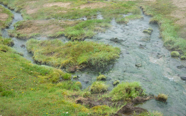 Landschaft mit heißen Quellen und Wasserfällen im Hengill Geothermalgebiet / Süd-West-Island 