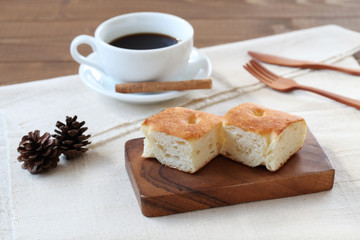 フォカッチャ パンとコーヒー 朝食のテーブル