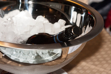 Eine Flasche Champagner wird in einer Schüssel voller Eis gekühlt