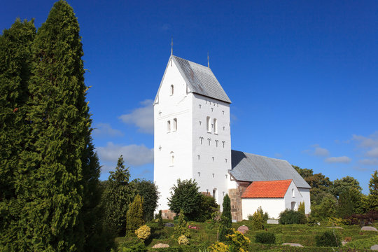 L&ouml;nborg Kirke