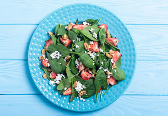 Obraz na płótnie Canvas Strawberry salad with spinach , cheese and walnut