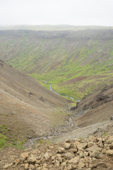 Fototapeta premium Landschaft mit heißen Quellen und Wasserfällen im Hengill Geothermalgebiet / Süd-West-Island 