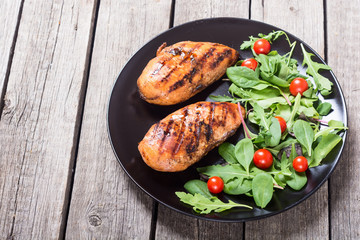 Grilled chicken with spinath and tomatoes salad