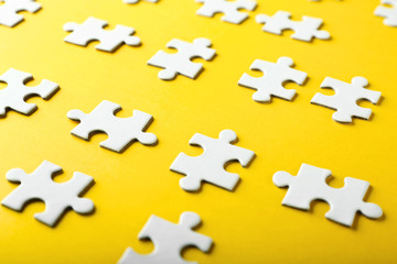 Obraz premium Pieces of jigsaw puzzle on color background