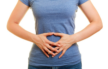 Junge Frau mit Schmerzen und Krämpfen im Bauch