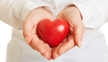 Hände halten Herz als Gesundheit Vorsorge Konzept