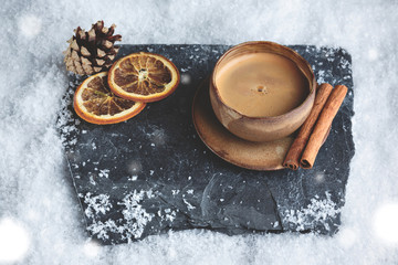 Obraz na płótnie Canvas Espresso Tasse mit winterlicher Dekoration auf Schnee