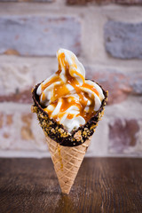 Knusperwaffel mit Frozen Yoghurt und Karamellsacue