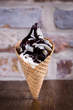 Knusperwaffel mit Frozen Yoghurt und Eiswunder 