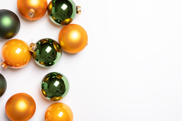 Christbaumkugeln auf weißem Hintergrund