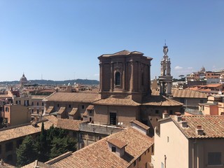 Fototapeta na wymiar Vista dei tetti e cupole di Roma, Italia