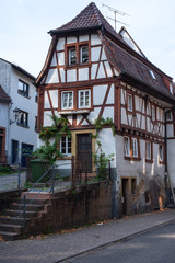 Fototapeta na wymiar Schmales Fachwerkhaus in Weinheim