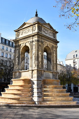 Fototapeta na wymiar Fontaine des Innocents / Place Joachim-du-Bellay / Paris