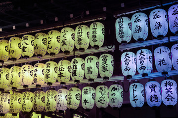 Lámparas luces colores noche templo Japón