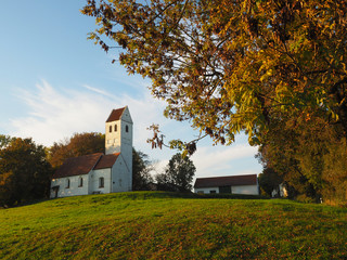 Obraz premium Herbststimmung in Bayern - Kapelle nördlich von München 
